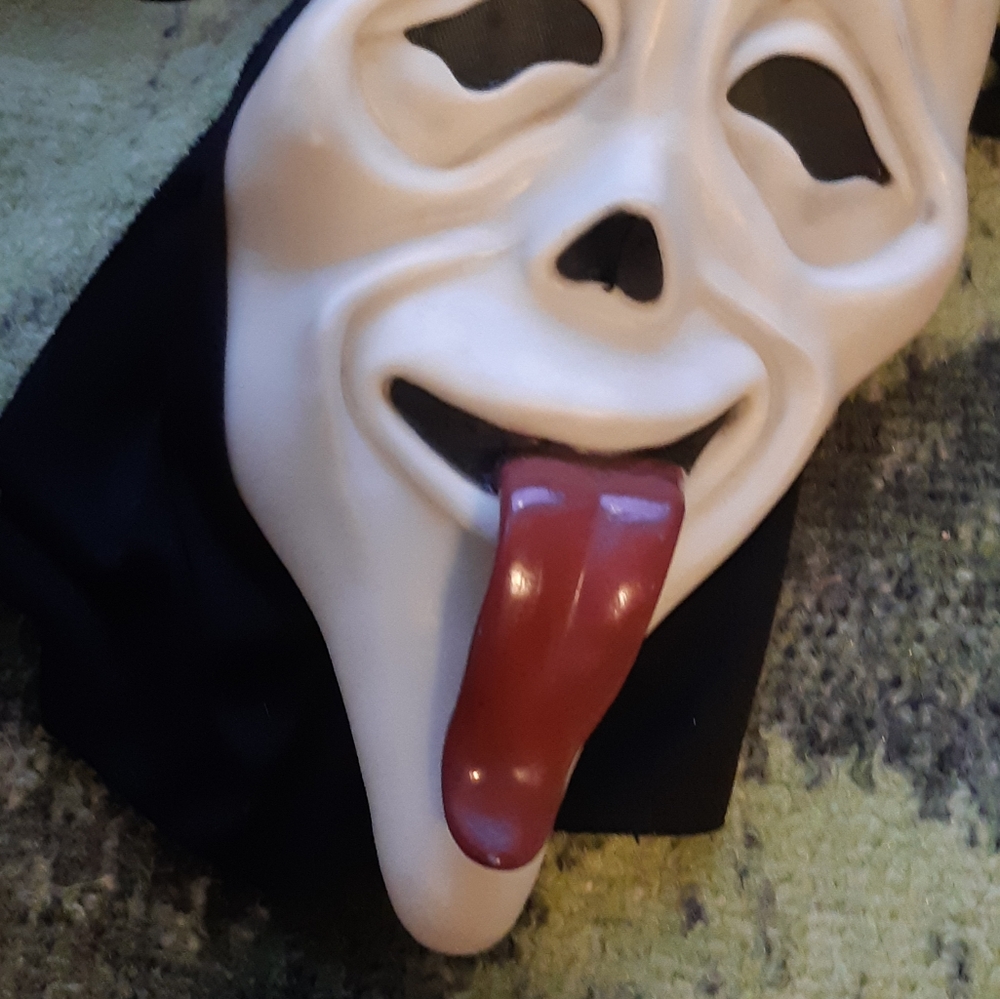 Scary Movie Mask - Picture 9 of 14